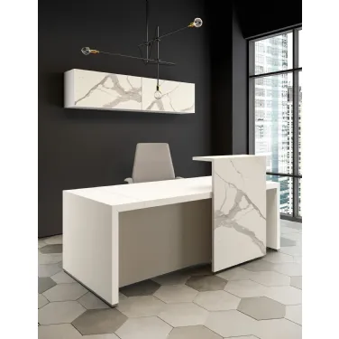 Reception Bold58 04 in laccato bianco opaco con pannello in laminam effetto marmo bianco di About Office